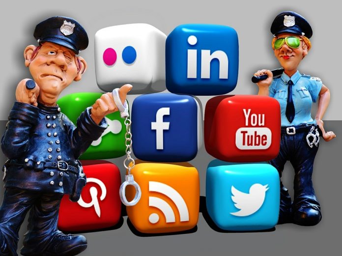 Social Media Trolling सोशल मीडिया ट्रोलर्स Mumbai Police मुंबई पुलिस