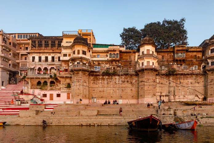 Varanasi,_boats_वाराणसी की नावें