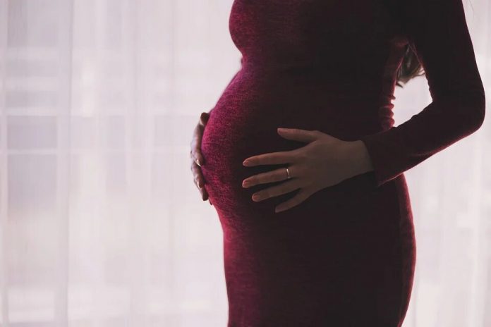 गर्भवती महिलाओं के अपने नवजात शिशुओं में संक्रमण प्रसारित Is there any possibility of transmitting Covid infection from pregnant woman to infants?